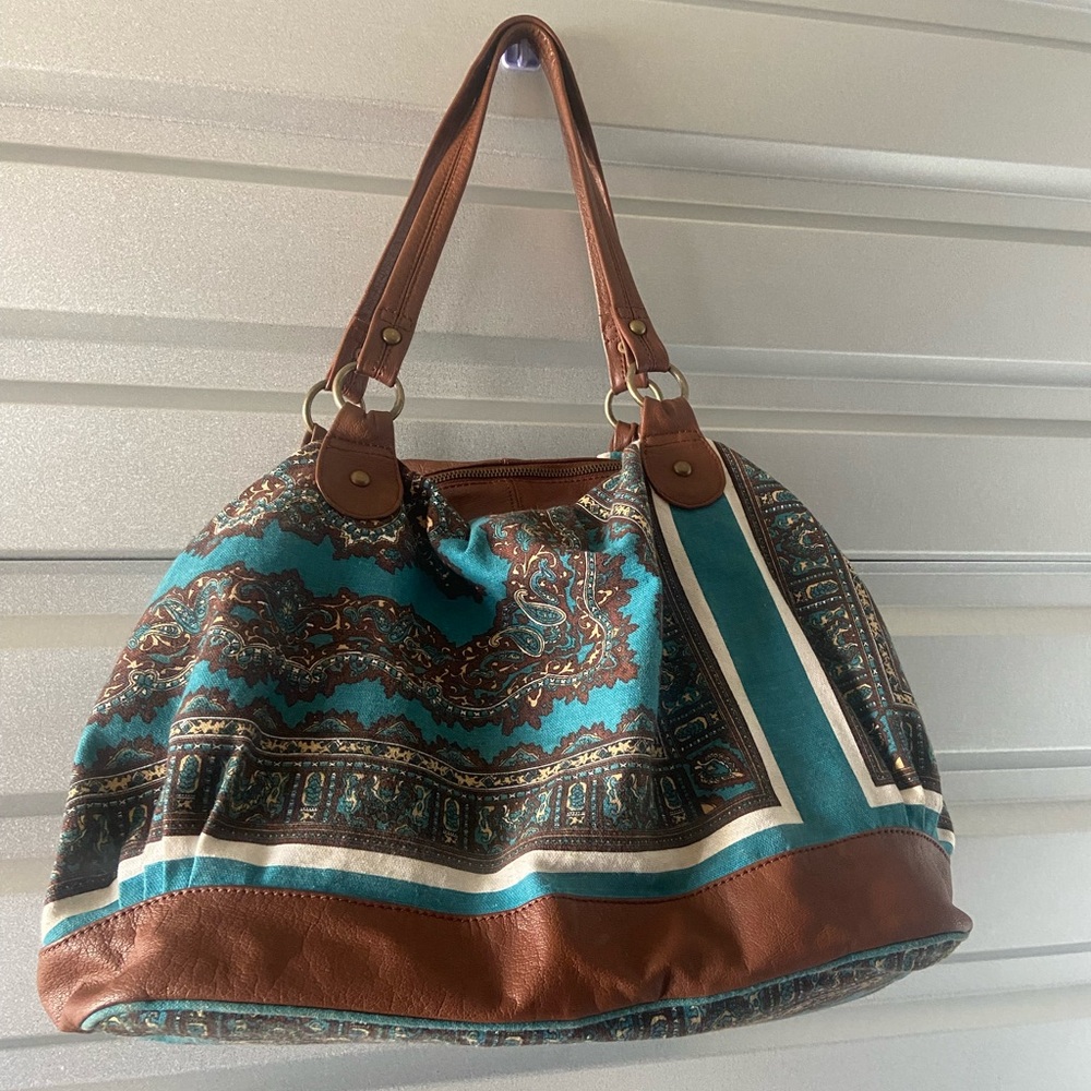 Neat vintage weekender bag.